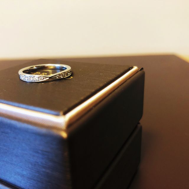 【アイプリモ(I-PRIMO)の口コミ】 仕事上、スタンダードな婚約指輪の形である大きい石1つのものがつけられな…