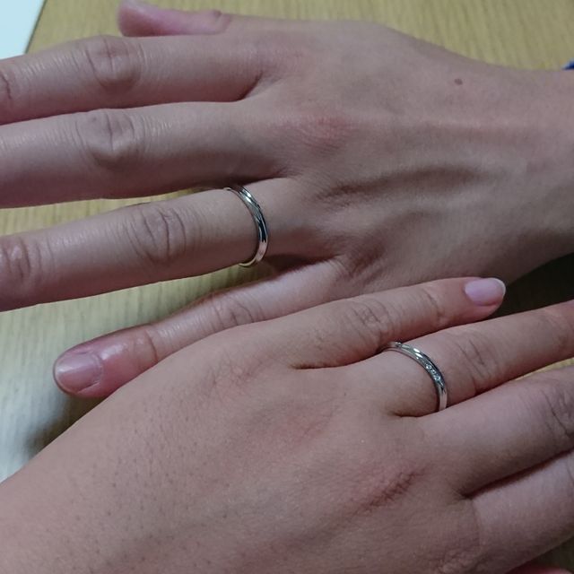 【銀座ダイヤモンドシライシの口コミ】 ウェーブデザインが指に馴染むと感じてその中から選ばせてもらいました。…