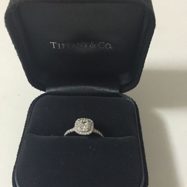 【ティファニー(Tiffany & Co.)の口コミ】 ティファニーはずっと憧れのブランドでした
店内の輝きが他店とは比べもの…