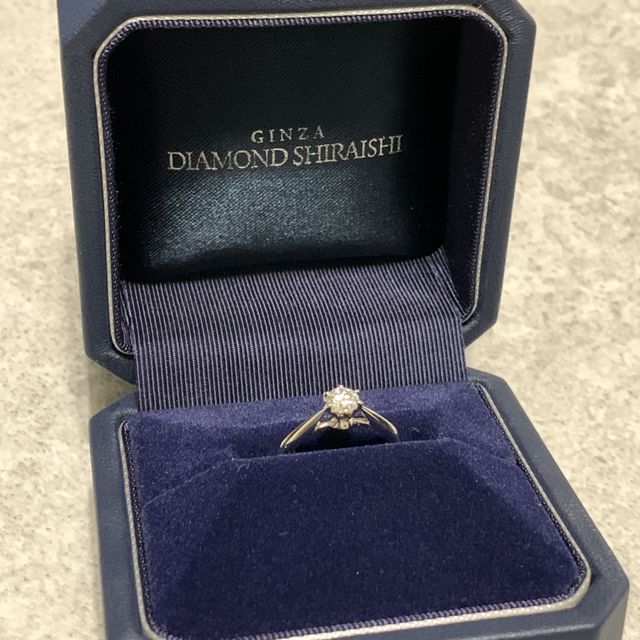 【銀座ダイヤモンドシライシの口コミ】 婚約者の指は細かったのですが、関節だけ太くサイズをどうするか悩みまし…