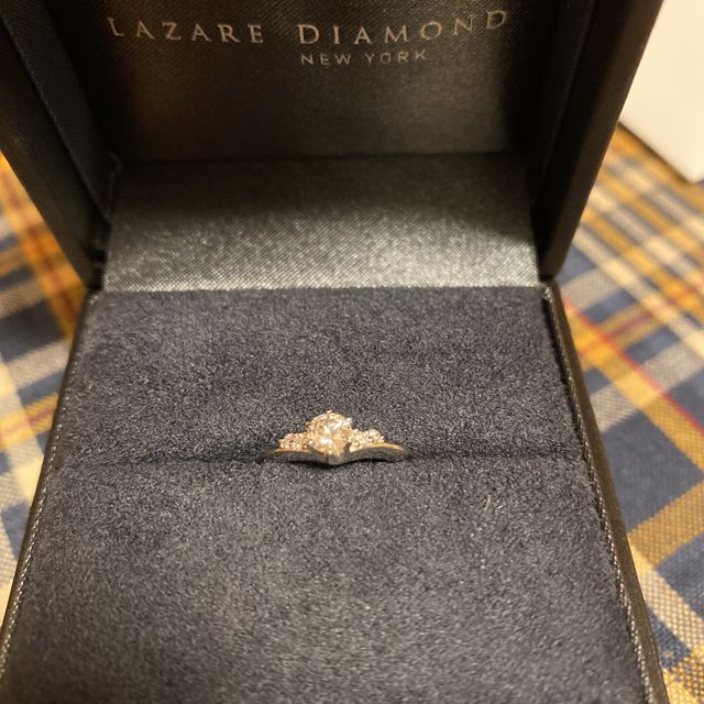【ラザール ダイヤモンド(LAZARE DIAMOND)の口コミ】 彼女の雰囲気、性格等から検討を行いました。
店舗でデザインを確認した時…