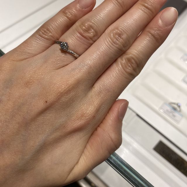 【銀座ダイヤモンドシライシの口コミ】 ウェーブのかかったデザインに惹かれ、こちらの指輪に決めさせていただき…