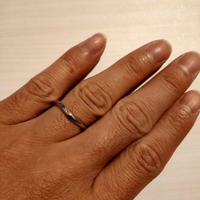 【ラザール ダイヤモンド(LAZARE DIAMOND)の口コミ】 指輪のデザイン:ややv字。シンプル重視でありつつもすこし特徴のある形で…