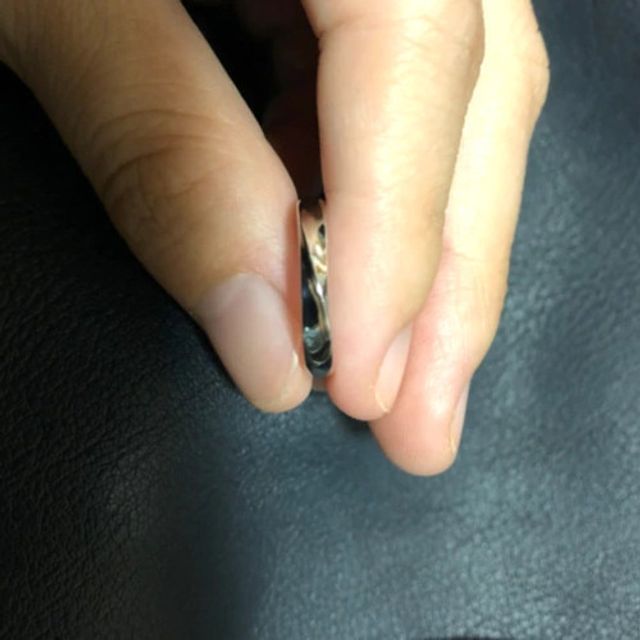 【ジュエリーツツミ(JEWELRY TSUTSUMI)の口コミ】 シンプルで着けやすいマリッジリングを中心に幾つか試着した中から特にピ…