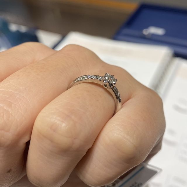 【銀座ダイヤモンドシライシの口コミ】 両サイドのメレダイヤが程よく婚約指輪感を抑えてくれるので、普段使いし…