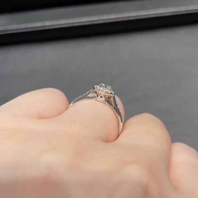 【ラザール ダイヤモンド(LAZARE DIAMOND)の口コミ】 パヴェタイプを見させて頂いたので、安価ではないですが、同じようなデザ…