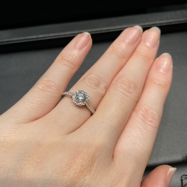 【ラザール ダイヤモンド(LAZARE DIAMOND)の口コミ】 パヴェタイプを見させて頂いたので、安価ではないですが、同じようなデザ…