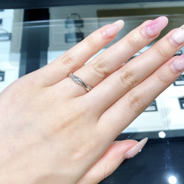 【ラザール ダイヤモンド(LAZARE DIAMOND)の口コミ】 デザインはシンプルかつ人と被らないもので探していました。購入した指輪…