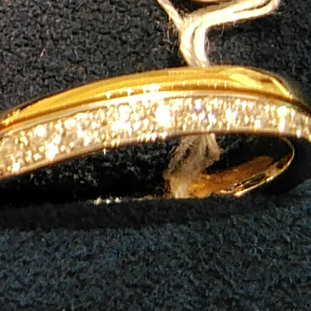 【4℃ BRIDAL(ヨンドシーブライダル)の口コミ】 プラチナとゴールドのこんびで可愛らしい指輪でした。他にも色違いでイエ…