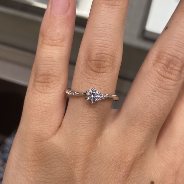 【アイプリモ(I-PRIMO)の口コミ】 左右異なるデザインのメレダイヤが入っているのがとてもお洒落です。片方…