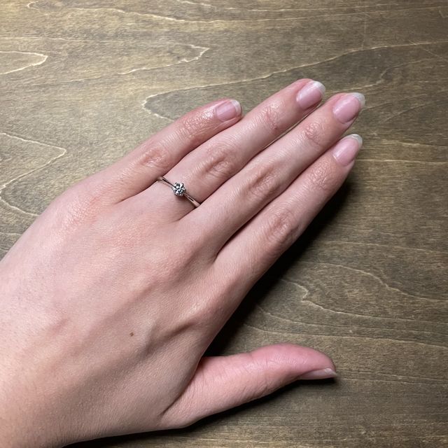 【アイプリモ(I-PRIMO)の口コミ】 デザインと付け心地が気に入りました。ワンストーンでシンプルなもので、…