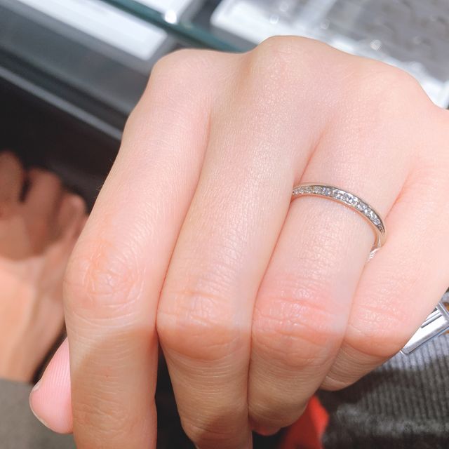 【銀座ダイヤモンドシライシの口コミ】 指輪の着ける方向を上下で変えることで、おとなしめと華やかと2パターン楽…