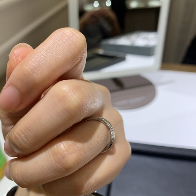 【ラザール ダイヤモンド(LAZARE DIAMOND)の口コミ】 購入の決め手はデザインでした。シンプルだけど、ダイヤの輝きは欲しい。1…