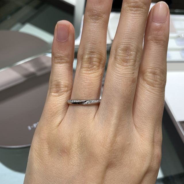 【アイプリモ(I-PRIMO)の口コミ】 指輪上部のカーブ部分にダイヤが埋め込まれているデザインはあまりなかっ…