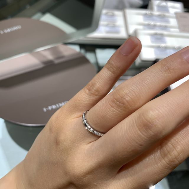 【アイプリモ(I-PRIMO)の口コミ】 指輪上部のカーブ部分にダイヤが埋め込まれているデザインはあまりなかっ…