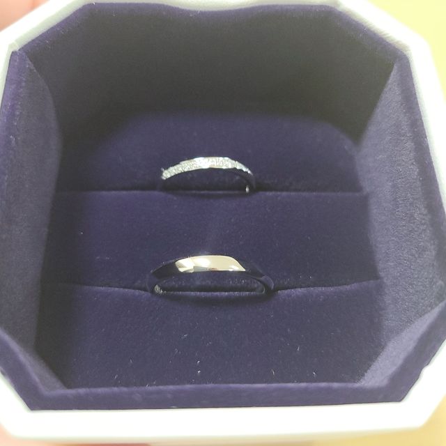 【4℃ BRIDAL(ヨンドシーブライダル)の口コミ】 初めは石のないシンプルなデザインを検討していましたが、仕事中は付けら…