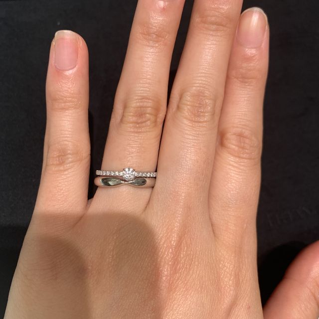 【ティファニー(Tiffany & Co.)の口コミ】 真ん中がきゅっとしたデザインなので、プラチナのみのシンプルな素材なが…