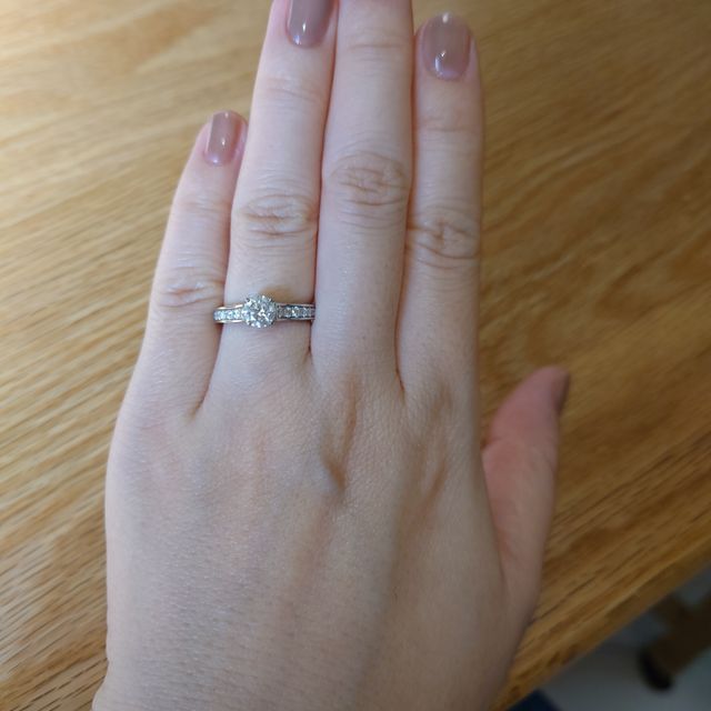 【カルティエ(Cartier)の口コミ】 ・王道デザインであること
・結婚指輪と合わせた時のバランスが良いこと
…