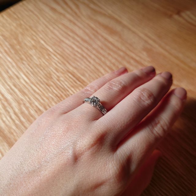 【カルティエ(Cartier)の口コミ】 ・王道デザインであること
・結婚指輪と合わせた時のバランスが良いこと
…