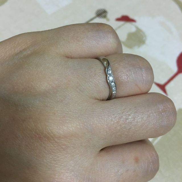 【俄(にわか)の口コミ】 手の甲に向かって少し波うったデザインで、個性があります。指が太く短い…