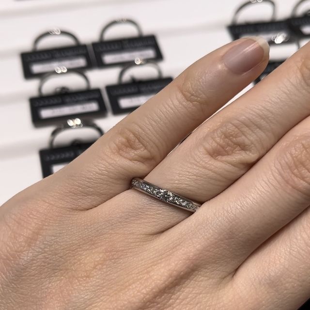 【ラザール ダイヤモンド(LAZARE DIAMOND)の口コミ】 あまり見ないかぶらないデザインで惹かれました。真ん中に大きめのダイヤ…