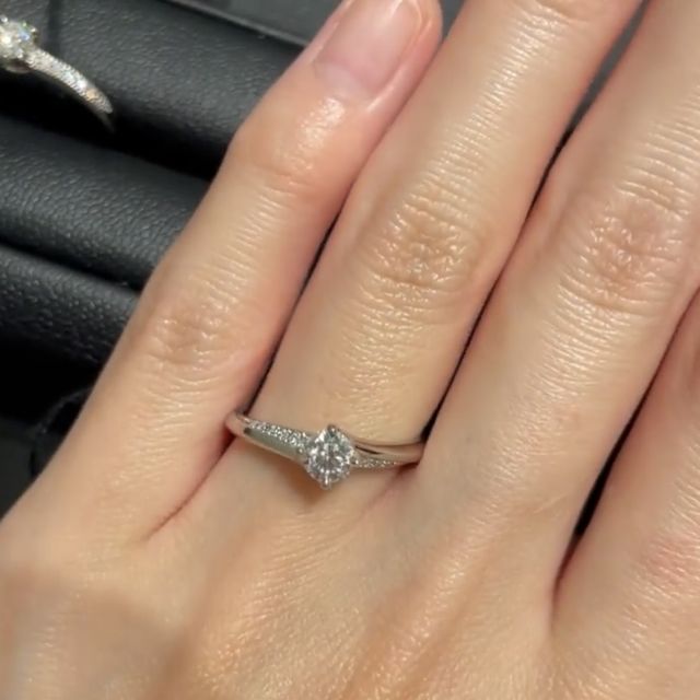 【エクセルコダイヤモンド(EXELCO DIAMOND)の口コミ】 真上から見たらもちろんキラキラしてますし、ななめにメレダイヤモンドが…