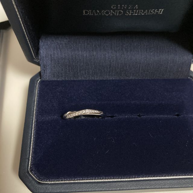 【銀座ダイヤモンドシライシの口コミ】 埋め込まれたダイヤモンドの輝きが他のブランドに比べて魅力的でした。指…