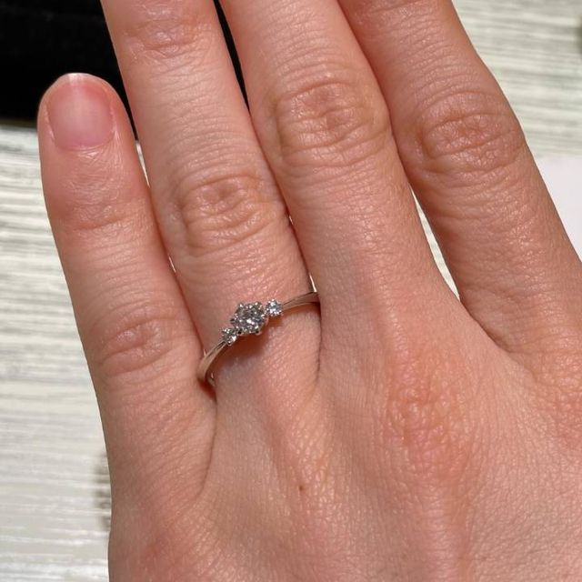 【TRECENTI(トレセンテ)の口コミ】 両脇に小さいダイヤがあり、中心のダイヤを引き立たせてくれるような可愛…