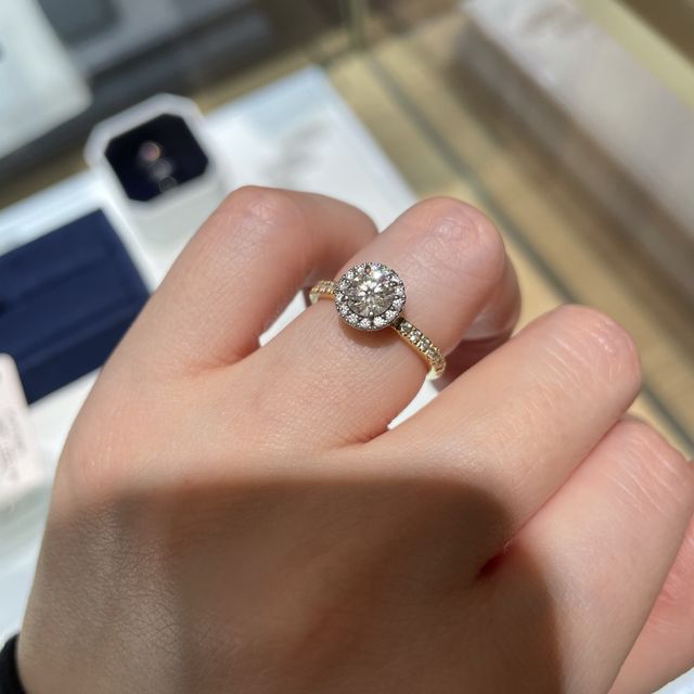 【4℃ BRIDAL(ヨンドシーブライダル)の口コミ】 デザインは沢山あり、セミオーダーも可能でした。パヴェタイプはデザイン…