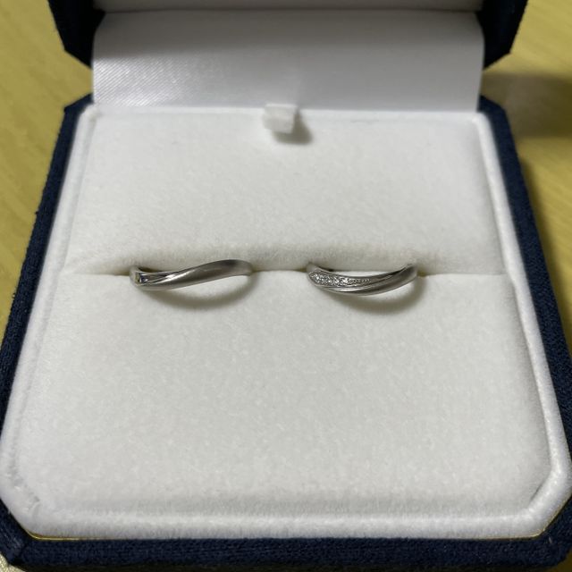 【festaria VOYAGE(フェスタリア ボヤージュ)の口コミ】 指輪のデザインでこだわったのが派手すぎないダイヤとつや消し加工とウェ…