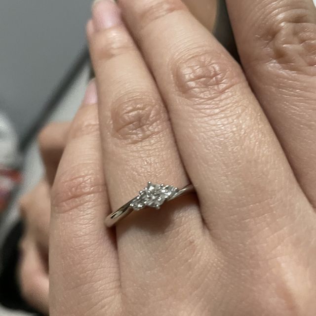 【ラザール ダイヤモンド(LAZARE DIAMOND)の口コミ】 6店舗ほど周りました。
ダイヤの輝きに1番感動したのと、
他店さんと違い…