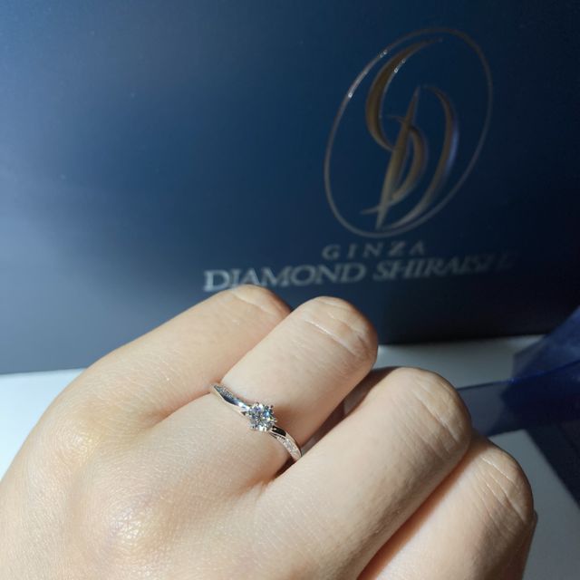 【銀座ダイヤモンドシライシの口コミ】 デザインはウェーブ、台座が低め、結婚指輪との重ね付けできるデザイン、…