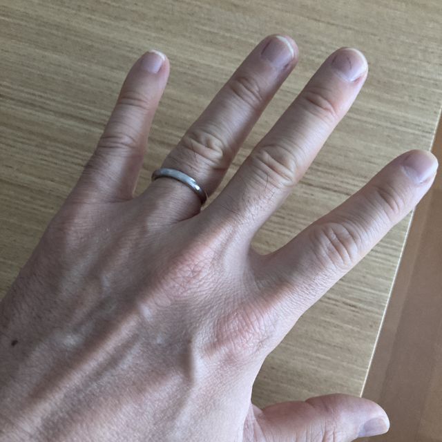 【銀座ダイヤモンドシライシの口コミ】 女性の婚約指輪と結婚指輪が重ね付けできるタイプで重ねても単独でもどち…