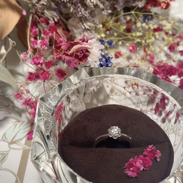 【JEWELRY  KAMATA(ジュエリーかまた)の口コミ】 この花型のリングに一目惚れでした。シンプルに一石ではあるものの、花の…