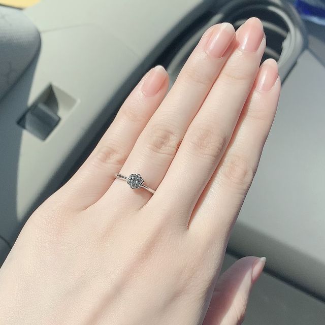 【JEWELRY  KAMATA(ジュエリーかまた)の口コミ】 この花型のリングに一目惚れでした。シンプルに一石ではあるものの、花の…
