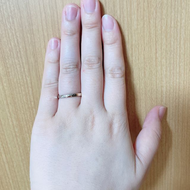 【nocur(ノクル)の口コミ】 指輪のデザインはシンプルで、何もデザインポイントがない物よりはワンポ…