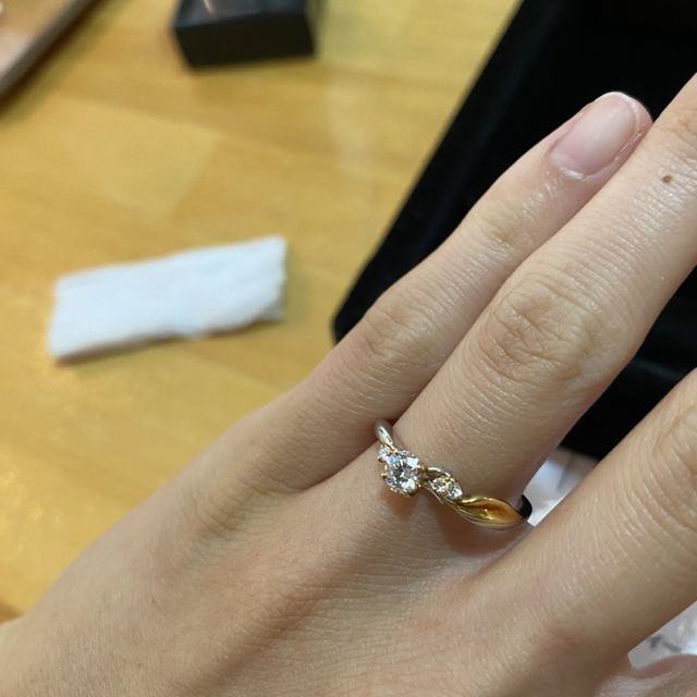 【雅-miyabi- の口コミ】 珍しいコンビネーションの婚約指輪です。形も個性的でとても動きがある指…
