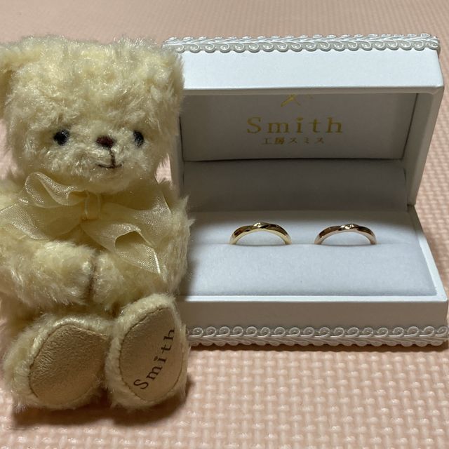 【Smith(工房スミス)の口コミ】 シンプル、でも存在感がある所。
表面のウェーブが綺麗で、埋め込むストー…