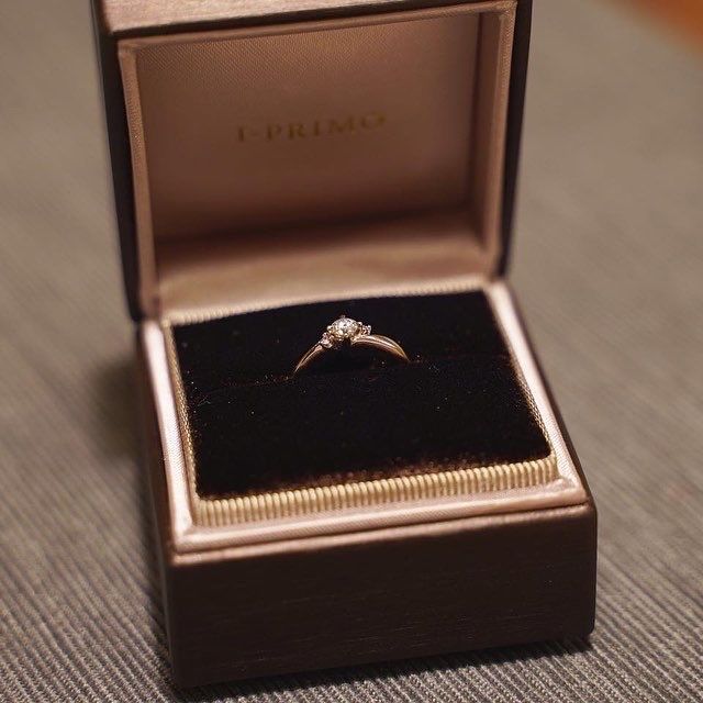 【アイプリモ(I-PRIMO)の口コミ】 重ね着けしても婚約指輪がメインとなるような指輪を探していました♡
また…