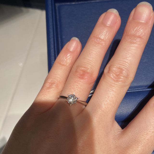 【銀座ダイヤモンドシライシの口コミ】 ６本の爪のスタンダードなデザインの婚約指輪です。
シンプルで使いやすい…