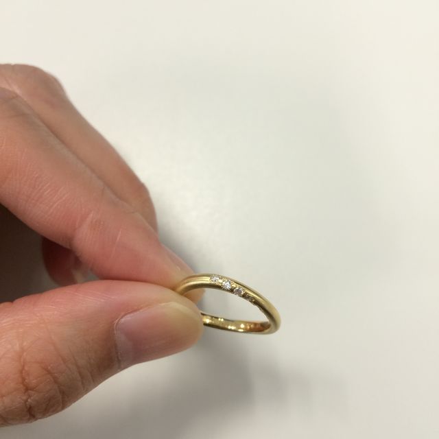 【agete(アガット)の口コミ】 この指輪の決めてはK18イエローゴールドにマット加工がされており、曲線が…
