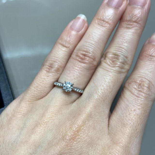 【4℃ BRIDAL(ヨンドシーブライダル)の口コミ】 店舗限定のデザインでダイヤが両サイドにしっかりと付いていて存在感のあ…