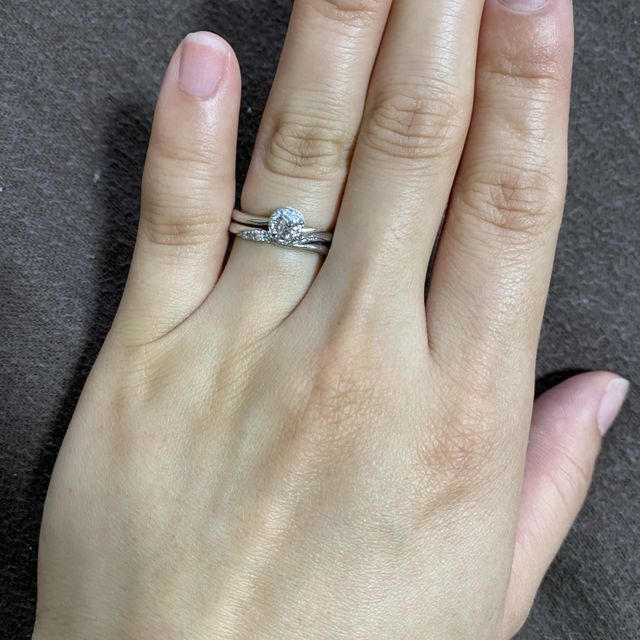 【銀座ダイヤモンドシライシの口コミ】 セットリングではピッタリ指輪同士がくっついて一つのデザインのようにな…