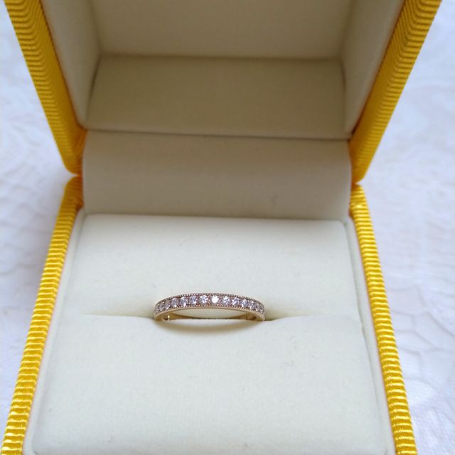 【ケイウノ ブライダル(K.UNO BRIDAL)の口コミ】 既製品のハーフエタニティリング(ミル打ち)に2人のイニシャルと共通のモチ…