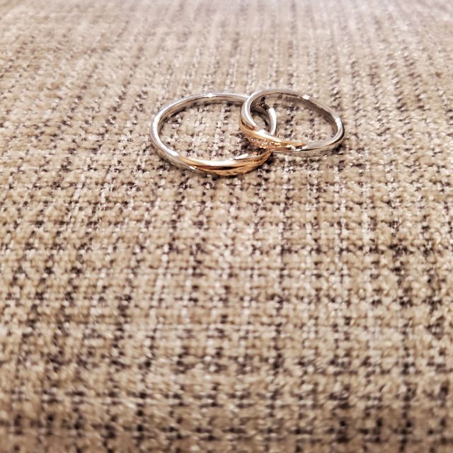 【4℃ BRIDAL(ヨンドシーブライダル)の口コミ】 石がついてるのがいい！ストレートなデザインでなく、一癖あるようなデザ…