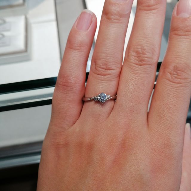 【アイプリモ(I-PRIMO)の口コミ】 左手薬指の専用デザインとの説明で、手の水かきの斜めの角度にちょうど沿…