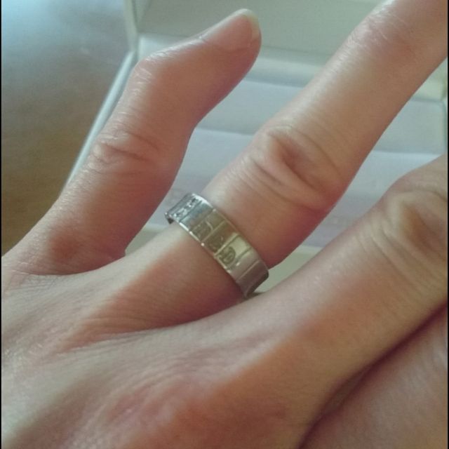 【Pinky&Dianne(ピンキー＆ダイアン)の口コミ】 リングの縦の長さに合わせて、ダイヤモンドが3個ついます。表面はプラチナ…