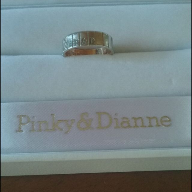 【Pinky&Dianne(ピンキー＆ダイアン)の口コミ】 リングの縦の長さに合わせて、ダイヤモンドが3個ついます。表面はプラチナ…