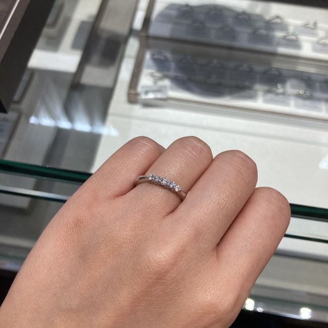 【アイプリモ(I-PRIMO)の口コミ】 ハーフエタニティのデザインで探していて、大き過ぎず小さ過ぎず、目立ち…