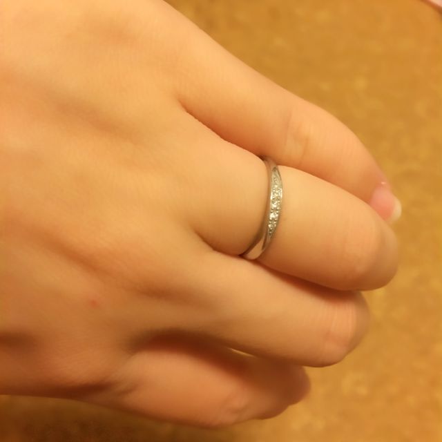 【4℃ BRIDAL(ヨンドシーブライダル)の口コミ】 結婚が決まる前から、結婚指輪は4℃と決めていました。初めはイヤーモデル…